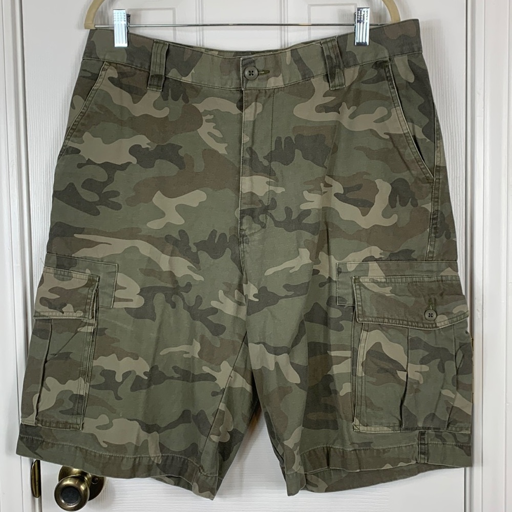 Premier International camouflaged cargo shorts size 36. 100% cotton.